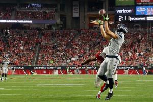 GLENDALE, AZ - JANUARY 03: Wide receiver Jermaine Kearse #15 of the Seattle Seahawks catches the football to score a 24 yard touchdown during the second quarter of the NFL game against the Arizona Cardinals at the University of Phoenix Stadium on January 3, 2016 in Glendale, Arizona. (Photo by Christian Petersen/Getty Images)